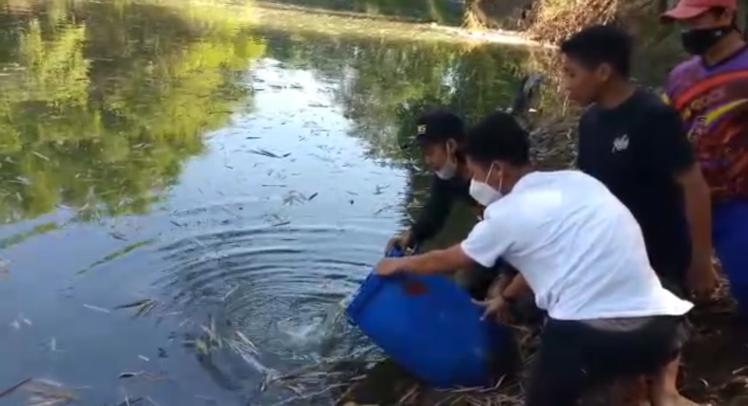 Hari Anak Nasional, Forum Desa Sukosari Tebar Benih Ikan di Sungai