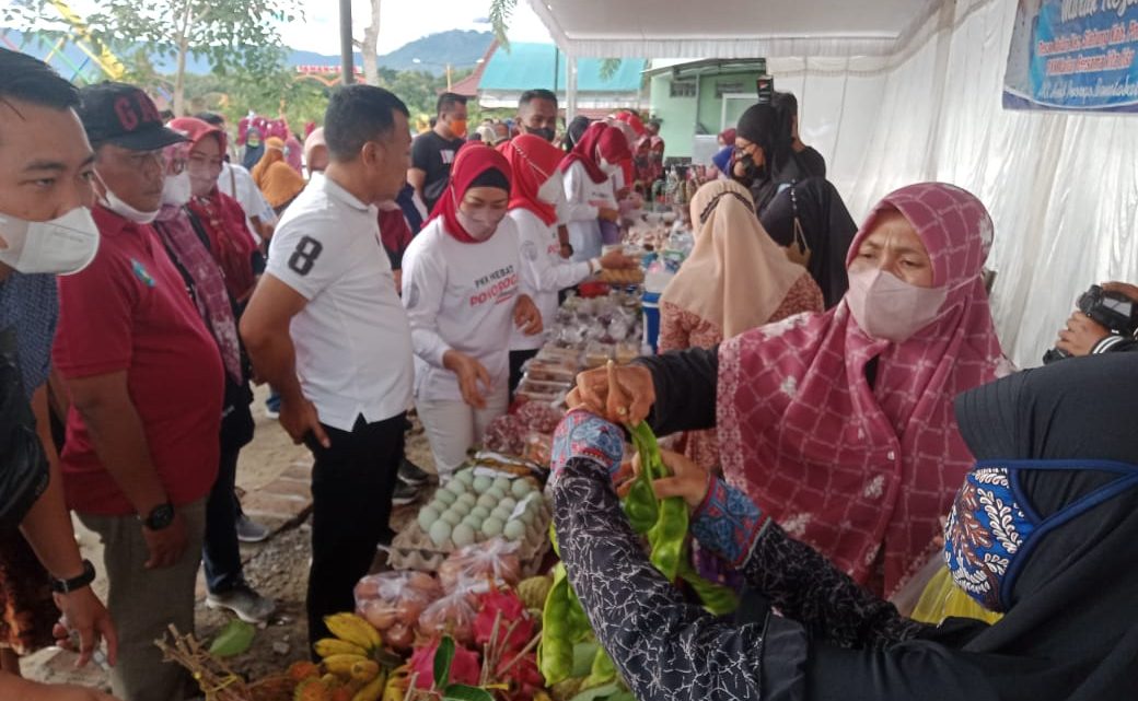 Kang Giri Bupati Ponorogo Bersama TP PKK Kunjungi Pasar Krempyeng