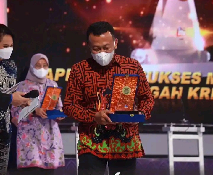Sajikan Pelayanan Kesehatan Cepat, Kang Giri Bupati Ponorogo Raih Penghargaan JTV