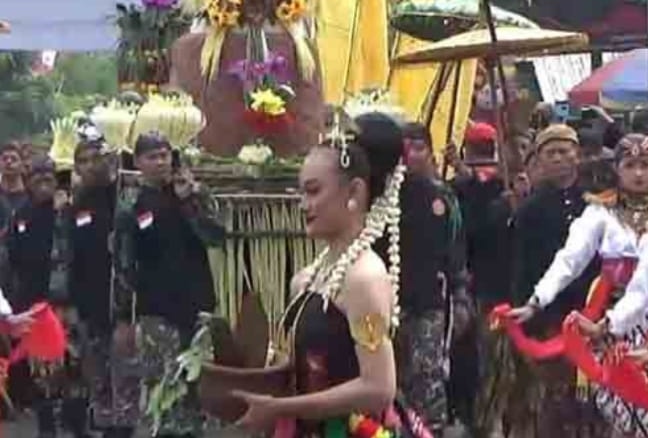 Larung Sesaji Telaga Ngebel Ponorogo Ritual Grebeg Suro