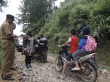 Tinjau Jalan Rusak Baosan Kidul Ngrayun, Wabup Ponorogo Janjikan Juli Dibangun