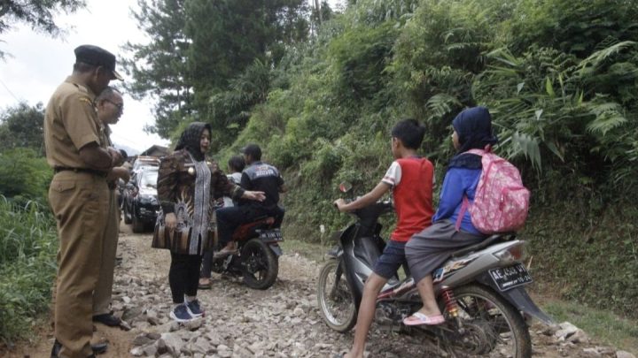 Tinjau Jalan Rusak Baosan Kidul Ngrayun, Wabup Ponorogo Janjikan Juli Dibangun