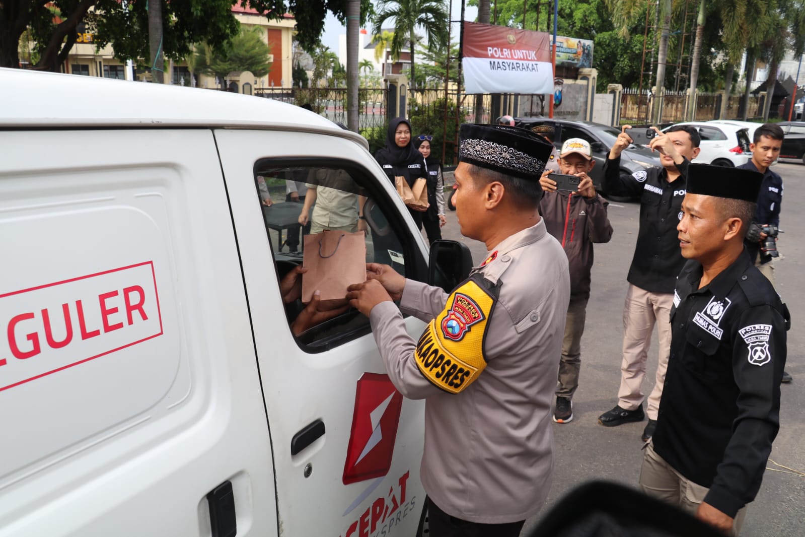 Polres Magetan Himbau Masyarakat dengan Berbagi Takjil