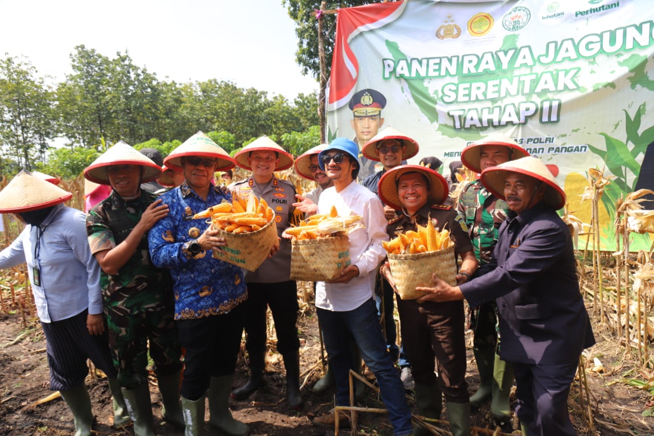 Kapolres Magetan Ikuti Panen Raya Jagung