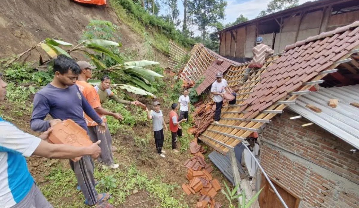 Longsor Timpa Rumah Kades Ngebel Ponorogo, 4 Luka