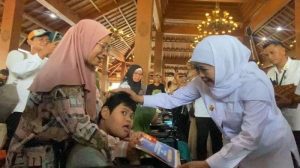 Gubernur Khofifah Salurkan Bansos 3.9 miliar di Ponorogo
