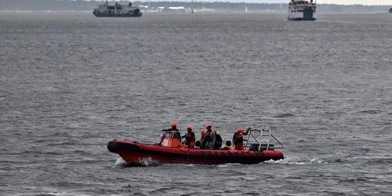 Pencarian Korban Tenggelamnya KMP di Selat Bali Berlanjut