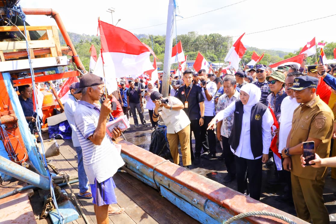 Gubernur Jatim Salurkan Bantuan untuk Nelayan Pacitan