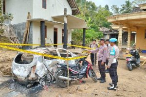 Mobil Kades Trenggalek Dibakar Warganya