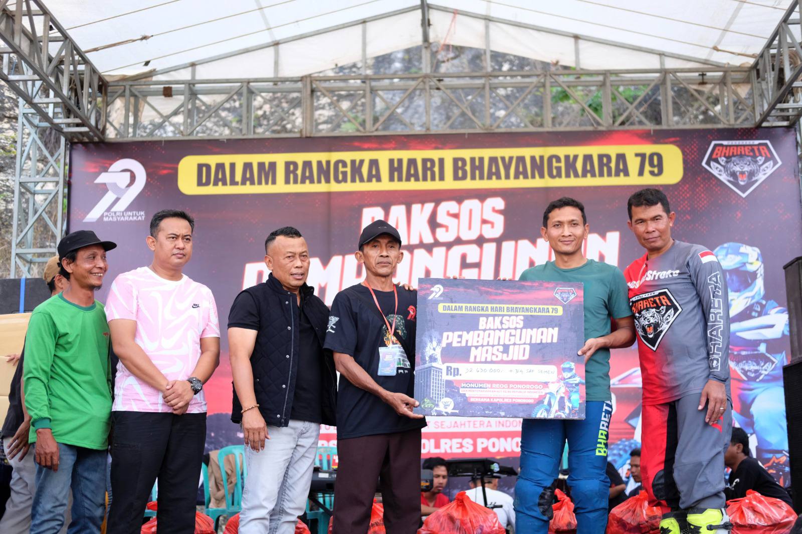 Jalan Amal Trailer Ponorogo, Bantu 32 Juta dan 314 Semen untuk Masjid NU Sampung