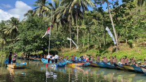 Promosi Wisata, Warga Pacitan Upacara Kemerdekaan di Sungai