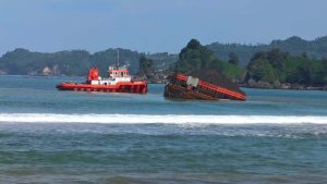 Kapal Tongkang Batubara, Terdampar di Pantai Konang Trenggalek