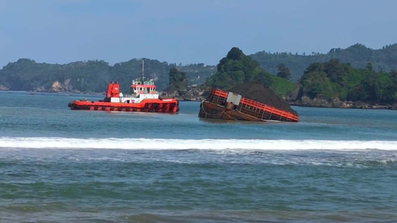 Kapal Tongkang Batubara, Terdampar di Pantai Konang Trenggalek