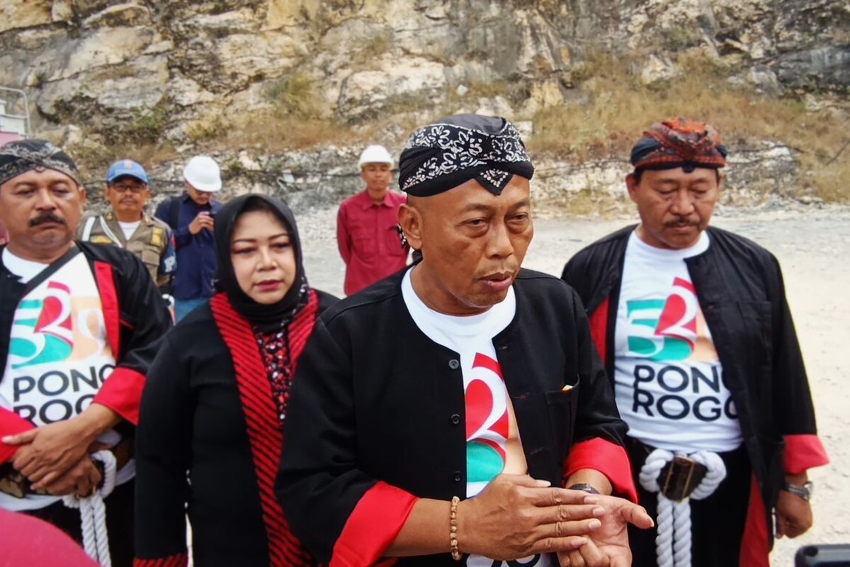 Lestarikan Panadon, Bupati Ponorogo Inisiasi Seragam Sekolah Donda-Dondi