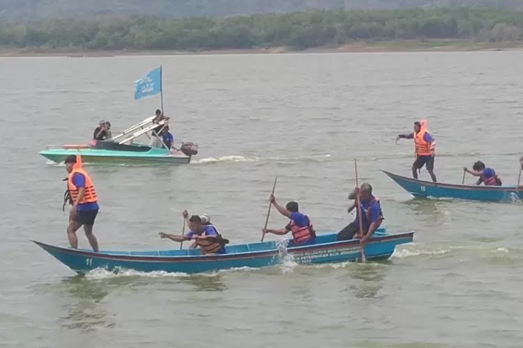 Nelayan Wonogiri Lomba Perahu Balap di Waduk Gajah Mungkur
