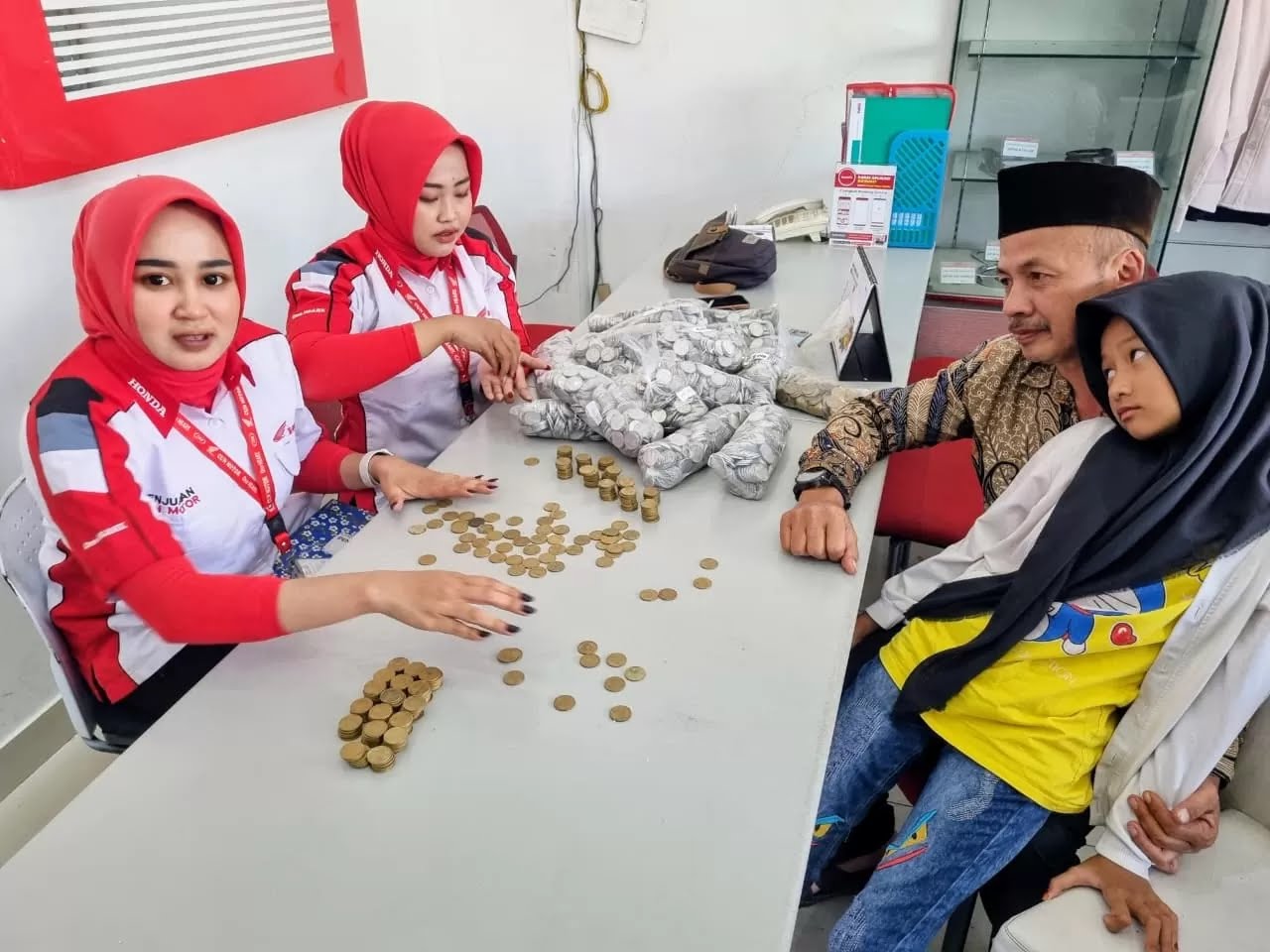 Heboh, Seorang Bapak Membeli Motor Baru di Ponorogo dengan Sekarung Koin