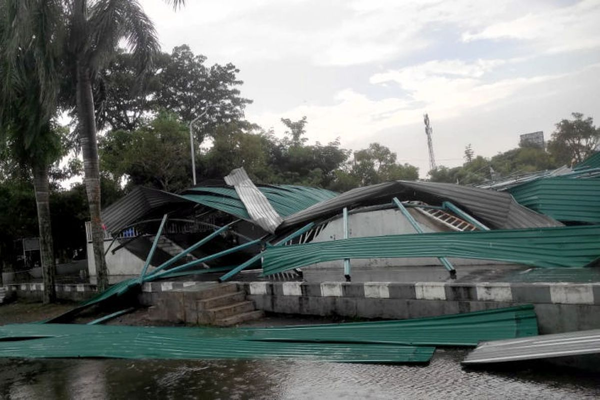 Atap Stadion Penataran Blitar, Porak Poranda Kena Puting Beliung