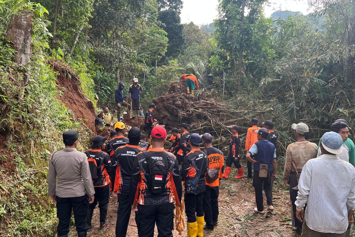 Akibat Longsor di Madiun, 40 KK Terisolasi Terpaksa Pakai Jalur Alternatif