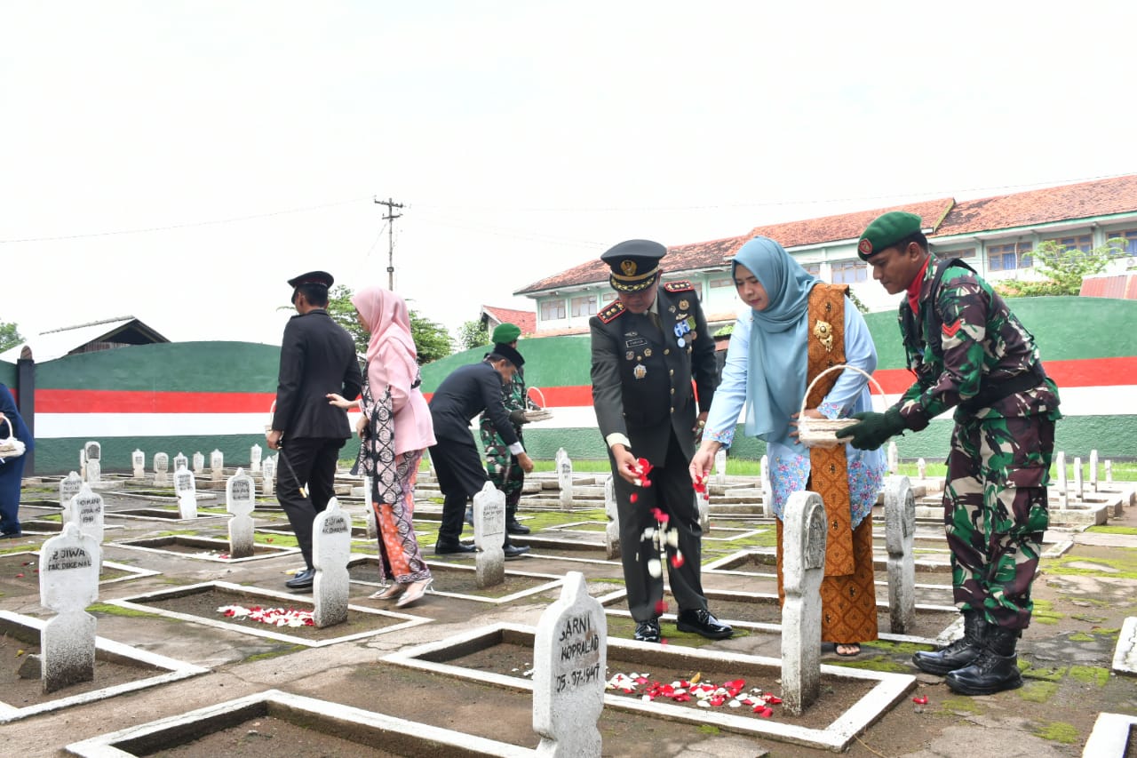 Ziarah TMP, Plt Bupati Ponorogo Tekankan Semangat Persatuan dan Kesatuan