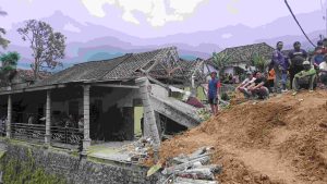 Tinjau Tanah Longsor di Pulung, Bupati Lisdyarita Tenangkan Warga Terdampak