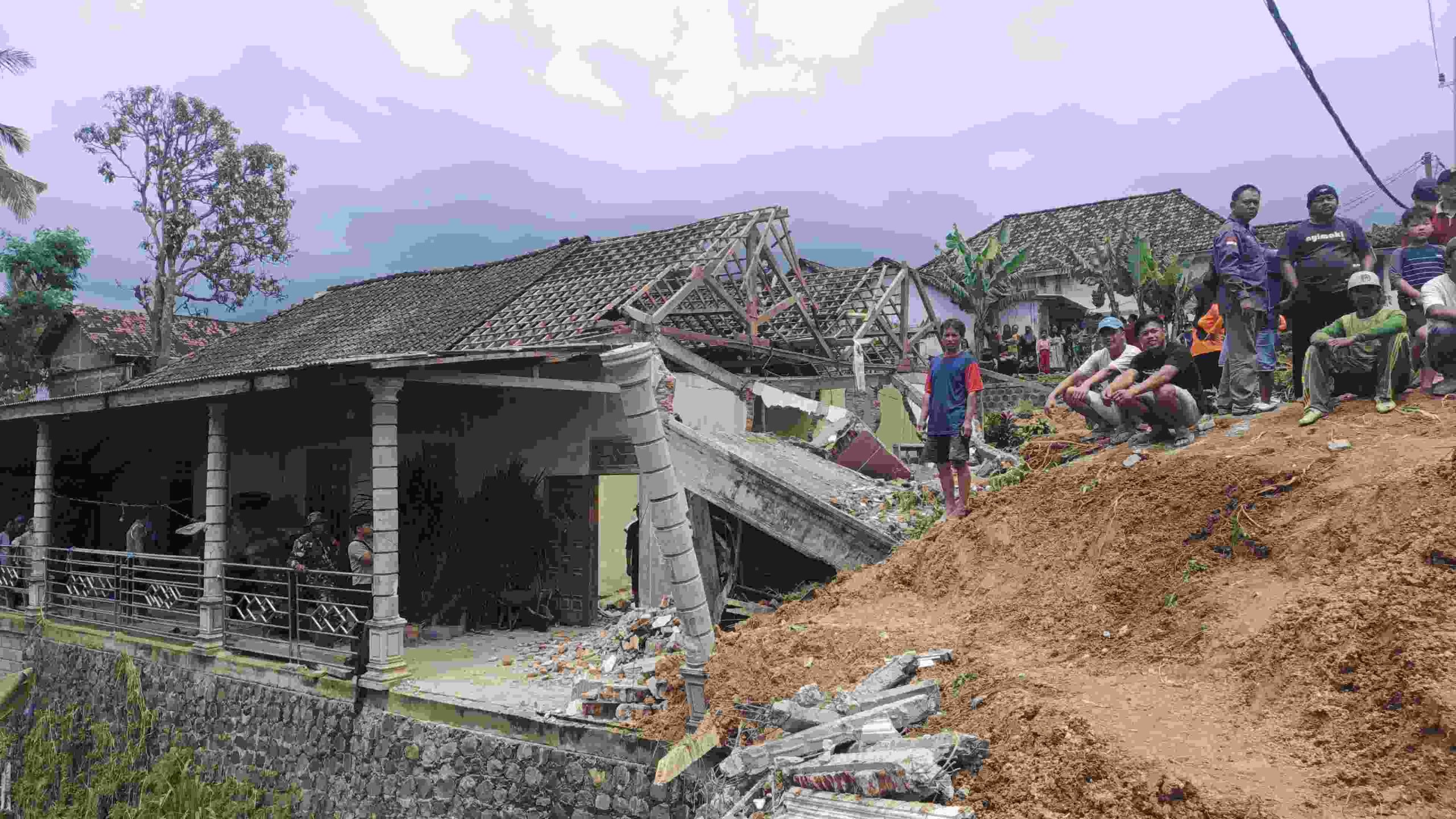 Tinjau Tanah Longsor di Pulung, Bupati Lisdyarita Tenangkan Warga Terdampak