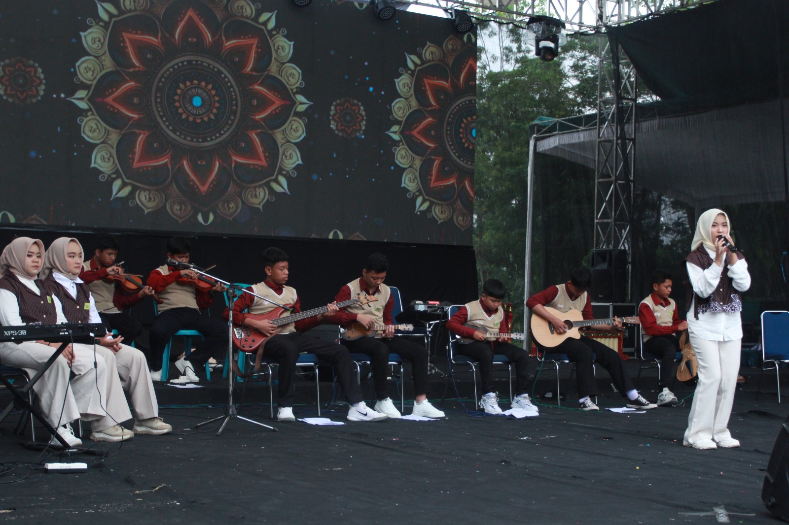 Keren, Parade Keroncong Festival Plaza Ndoyo Magetan Hipnotis Penonton