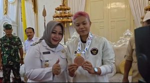 Bunda Lisdyarita Sambut Pulangnya Steffany Kinky Atlet Jujitsu Ponorogo dari SEA Games