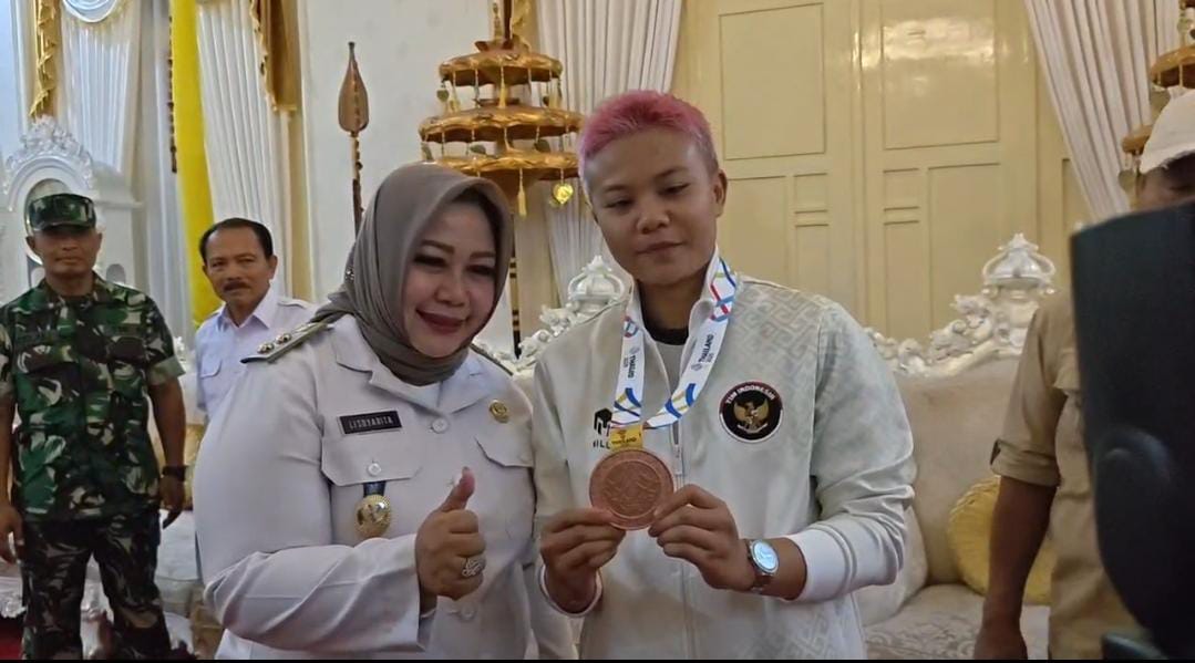 Bunda Lisdyarita Sambut Pulangnya Steffany Kinky Atlet Jujitsu Ponorogo dari SEA Games