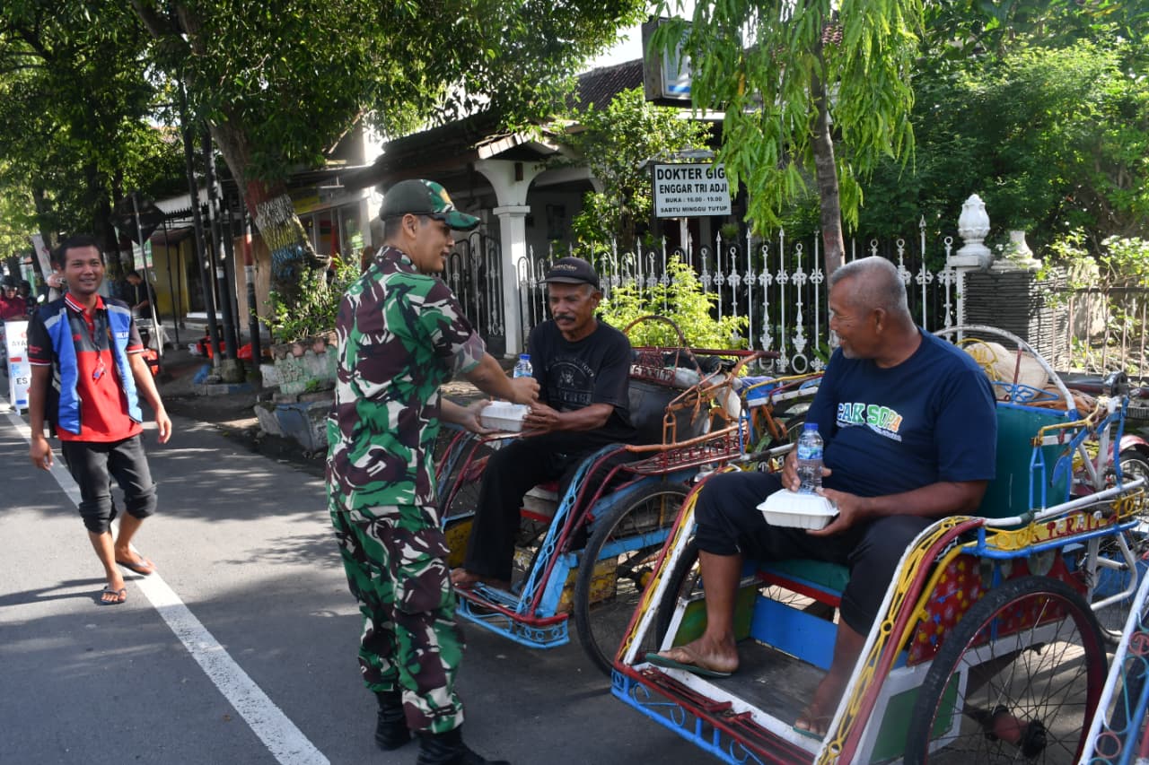 Kukuhkan Sahabat Sejati Rakyat, Kodim 0802 Ponorogo Aksi Jumat Berkah