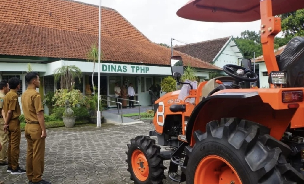 Dorong Produktivitas, Dukung Ketapangnas Bupati Magetan Serahkan Alsintan ke Poktan