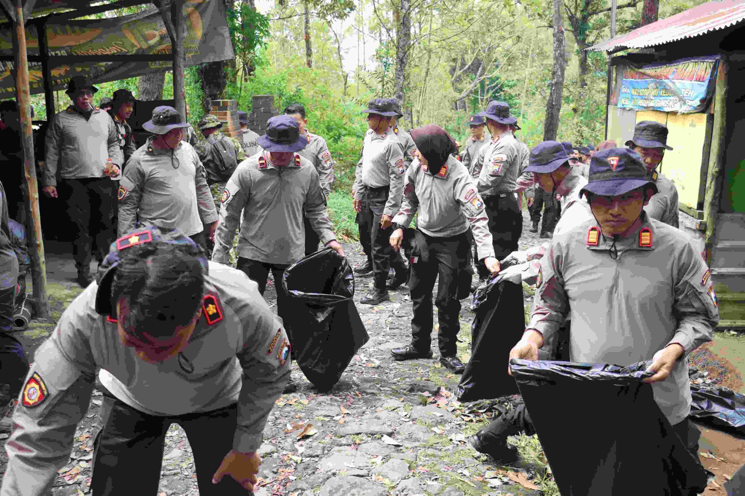 Dukung Gerakan Indonesia ASRI, Polres Magetan Korve di Gunung Lawu