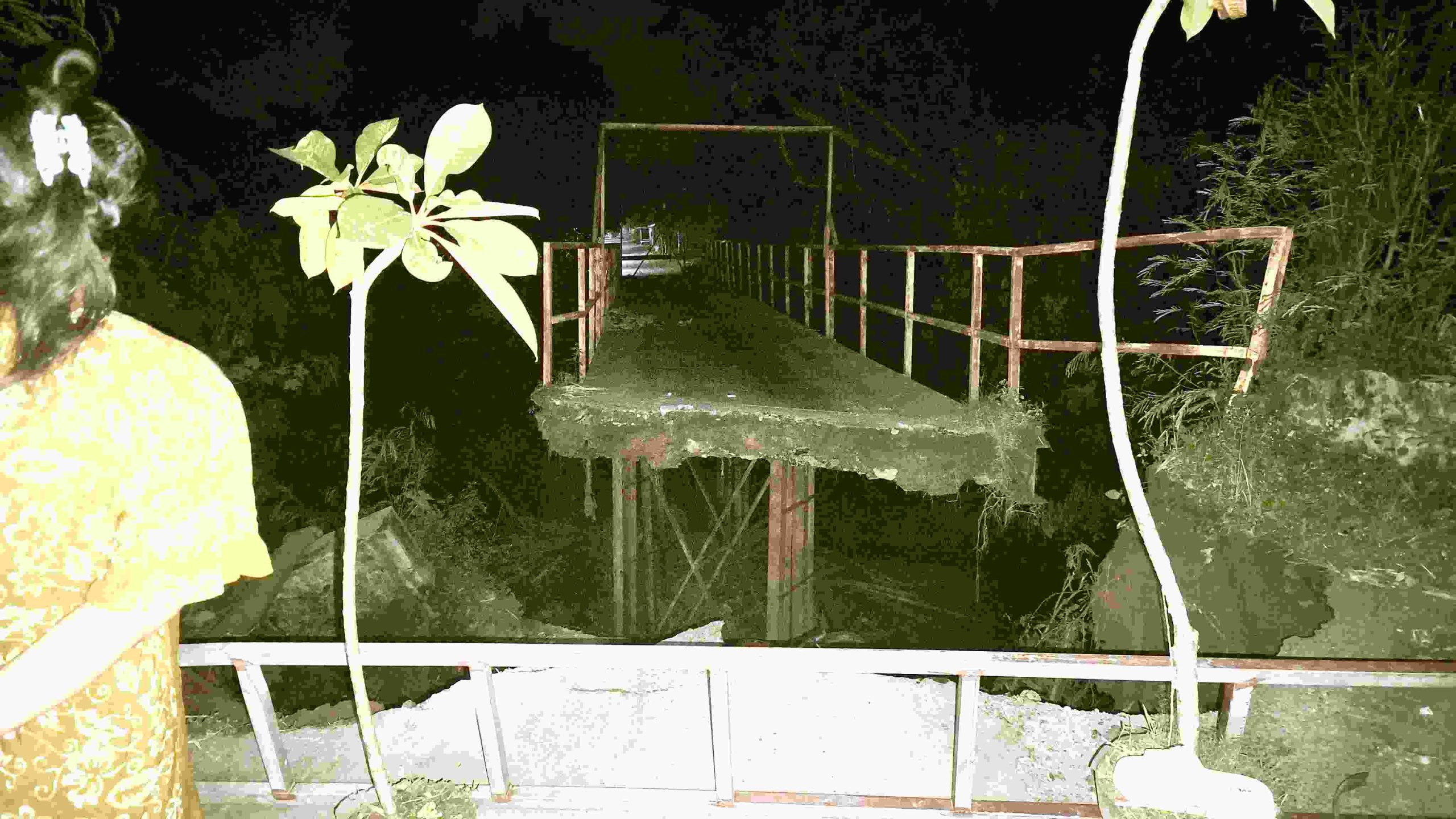 Jembatan Nambak Bungkal Ponorogo Ambrol, 2 Luka, 1 Motor Belum Dievakuasi