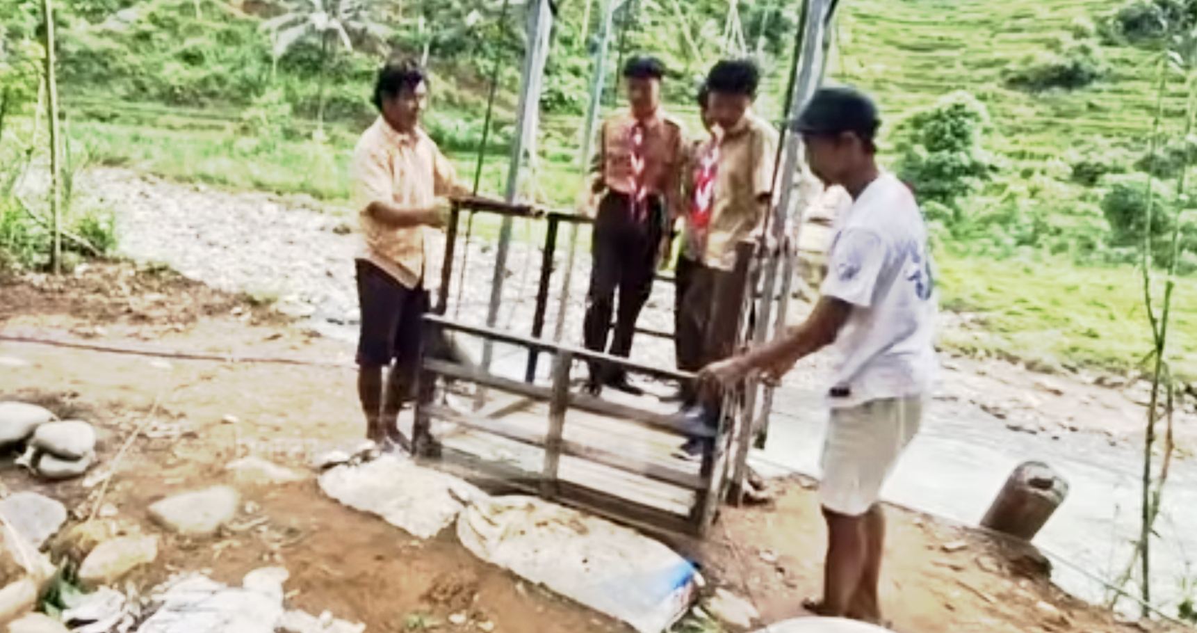 Warga Ngrayun Ponorogo Iuran Mandiri Bangun Jembatan Ambrol