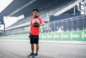 Pembalap Mario Suryo Aji, Kenalkan Helm Bermotif Budaya Magetan