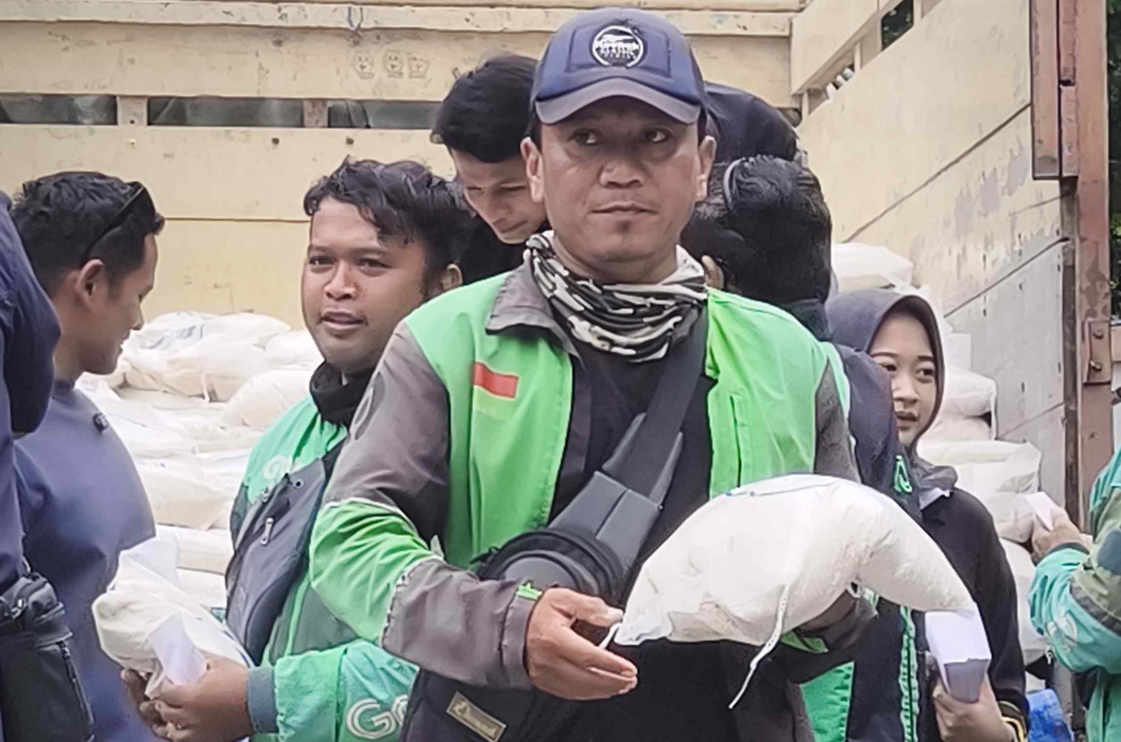 Ratusan Tukang Becak dan Driver Ojol Terima Bantuan Owner Prabu Motor Ponorogo
