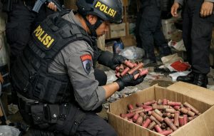 Aparat Polres Ponorogo, Sita Ratusan Selongsong Petasan di Singosaren