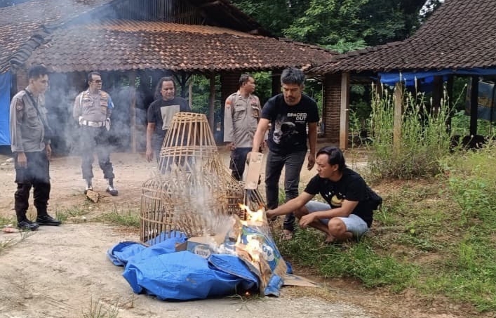 Satreskrim Polres Ponorogo Grebek Sabung Ayam di Sukorejo dan Sambit