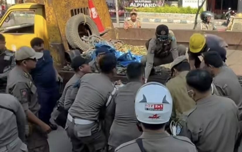 Satpol PP Ponorogo Tertinggal Lapak Liar yang Merusak Keindahan Kota