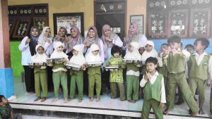 Terima MBG Perdana dari SPPG Patihan Kidul Siman, Siswa di Ponorogo Bahagia