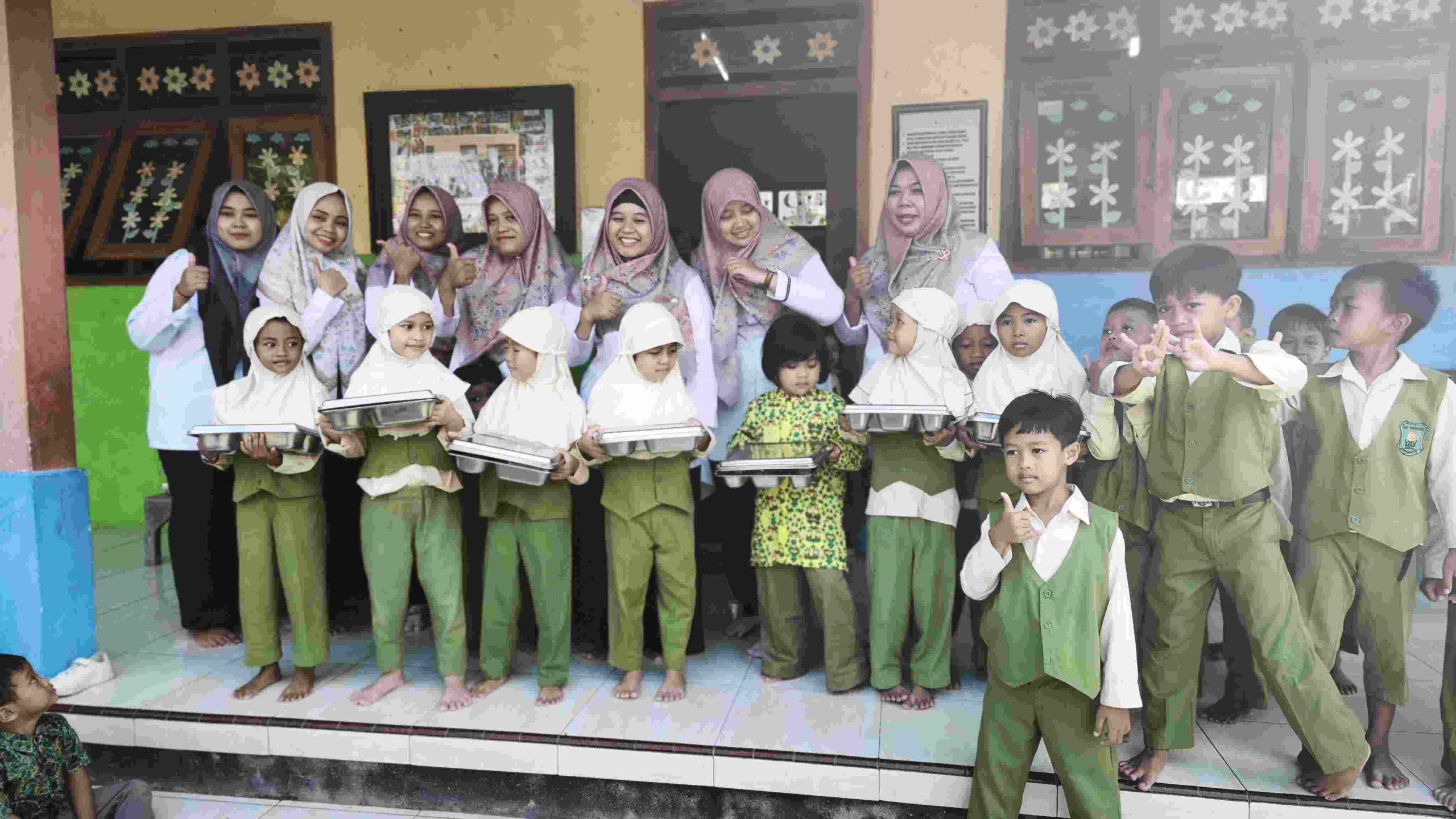 Terima MBG Perdana dari SPPG Patihan Kidul Siman, Siswa di Ponorogo Bahagia