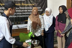 PKM UNESA Dampingi Jajanan Tradisional Pasar Jenar Pagerukir Menuju Ekonomi Berkelanjutan