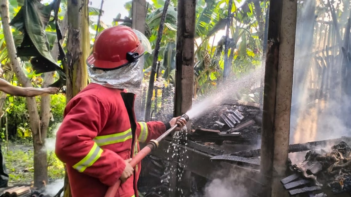 Satpol PP Damkar Ponorogo Gercep Padamkan Kebakaran di Sambit